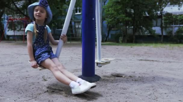 Kız bir spor simülatör üzerinde sürme — Stok video
