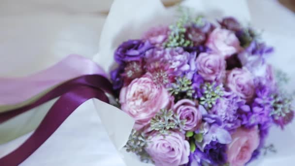枕头上的结婚花束 — 图库视频影像