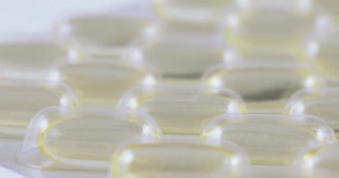 Balık yağı kapsülleri kabarcıklar içinde