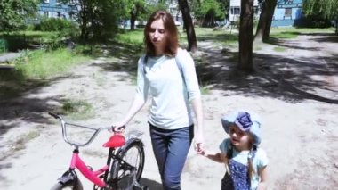 Anne ve çocuk bir bisiklet rulo