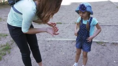 Anne kız bebek kızıyor
