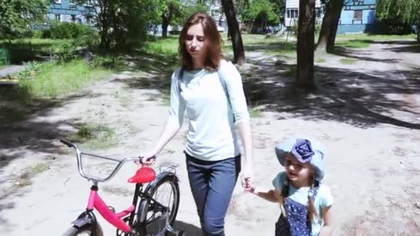 Mamma e bambino rotolano una bicicletta — Video Stock