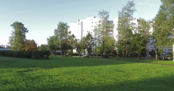 リラクゼーションと芝生の公園エリア — ストック動画