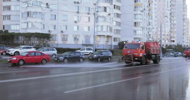 Поливальні машини на вулиці — стокове відео