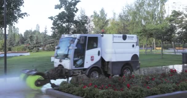 Máquina de riego en el parque — Vídeo de stock