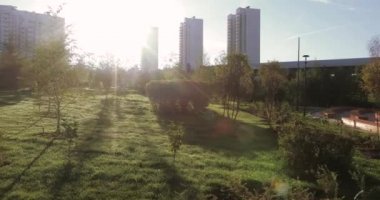 Sahne ve şehir park banklar