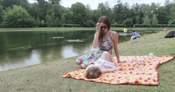 Dívka dítě a maminka na pikniku — Stock video