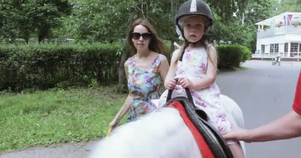 Κορίτσι παιδί πάνω σε άλογο — Αρχείο Βίντεο