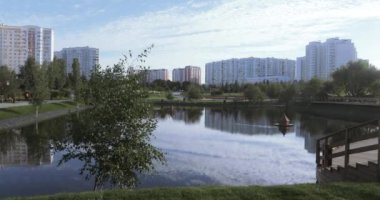 Gölet ördekler için ahşap evleriyle