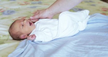 Anne sütü bebek sarılı bir bebek bezi sayfa üzerinde yatıyor