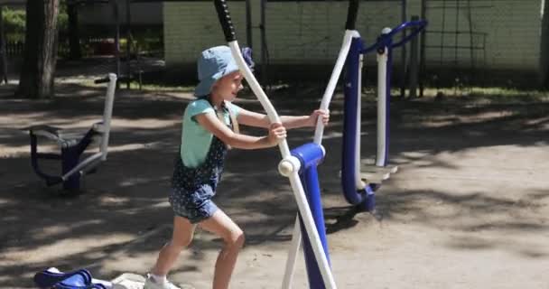 Menina montando em um simulador de esportes — Vídeo de Stock