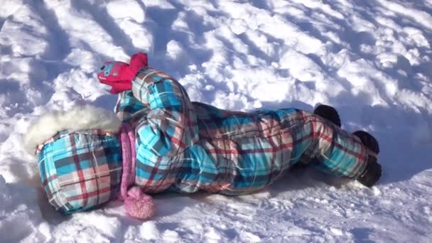 Chica en un tobogán de nieve — Vídeos de Stock