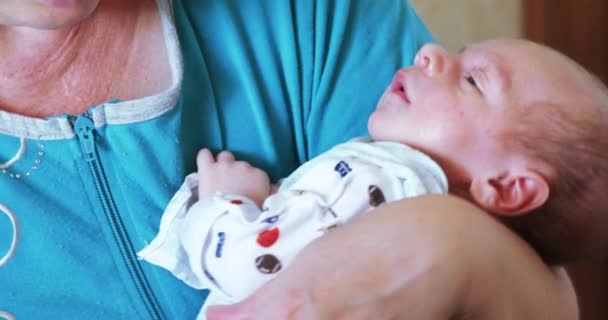 Chupando bebé niño en casa — Vídeos de Stock