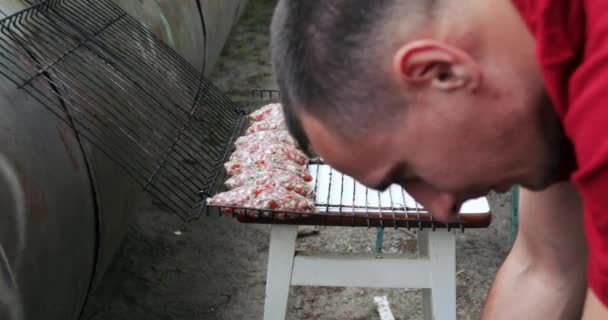 Mann kocht Fleisch in Brand — Stockvideo