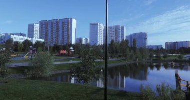 Gölet ördekler için ahşap evleriyle