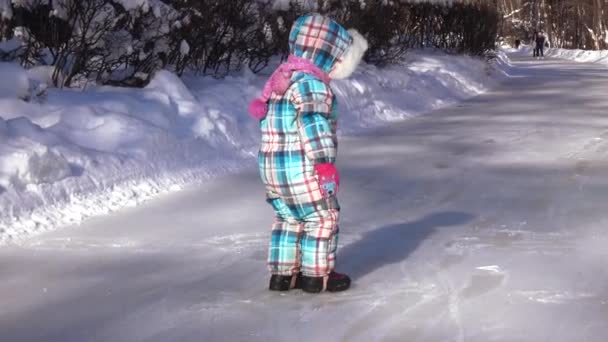 Kleines Mädchen auf Eis — Stockvideo