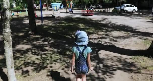 Девочка на детской площадке — стоковое видео