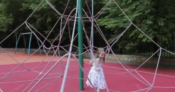 Menina criança em uma atração de corda — Vídeo de Stock