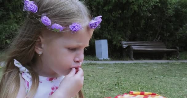 Πράσινο Γρασίδι Κορίτσι Παιδί Τρώει Φρούτα — Αρχείο Βίντεο