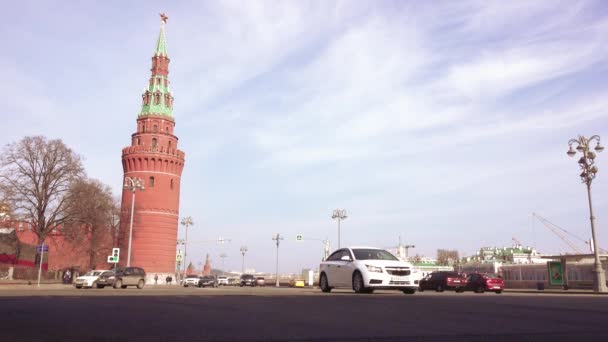 크렘린 근처 자동차의 교통 — 비디오