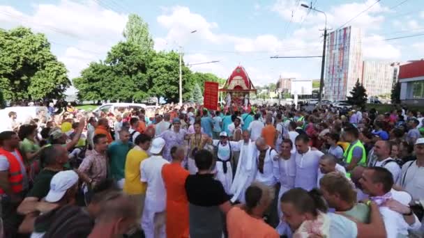 Ratha Yatra in stad van Dnepr — Stockvideo
