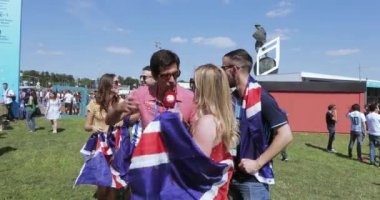 Gazeteci ve taraftarları arasında işleci