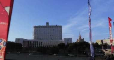 Rusya, Moskova - 16 Haziran 2018: Rusya hükümeti Kutuzov köprüde hanesi fonunda, Dünya Kupası 2018 yılında Moskova sembolleri ile Haziran 2018 yılında Moskova'da bayraklar