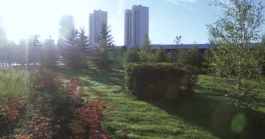 Güney Butovo'ya bahçenizi şehir manzara çocuk park ve ağaçlar çalılar ile