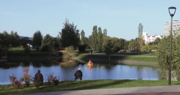 Sjön i parken och fiskare — Stockvideo