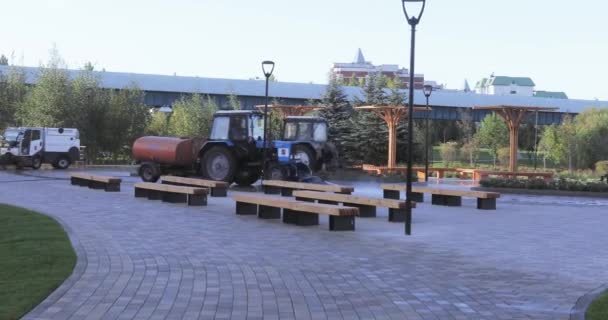 Machine d'arrosage dans le parc — Video