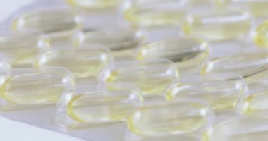 Balık yağı kapsülleri kabarcıklar içinde