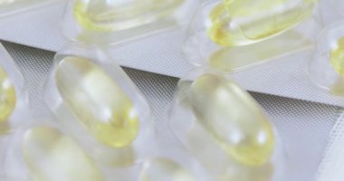 Balık yağı kapsülleri kabarcıklar içinde