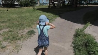 Kız çocuk oyun alanında