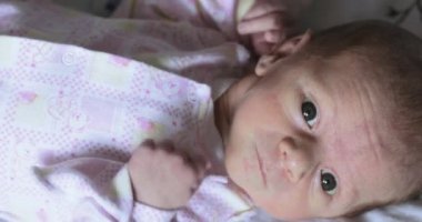 Yatak levha bebek üzerinde yalan