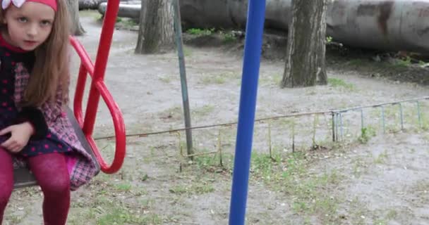 Fille sur une balançoire dans la zone de travail — Video