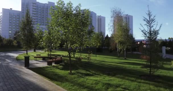 Gasse und Bänke im Stadtpark — Stockvideo