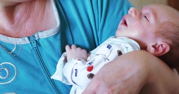 Chupando bebé niño en casa — Vídeos de Stock