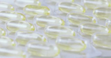 Balık yağı kapsülleri kabarcıklar içinde