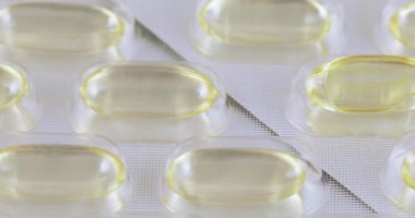 Balık yağı kapsülleri kabarcıklar içinde