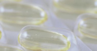 Balık yağı kapsülleri kabarcıklar içinde