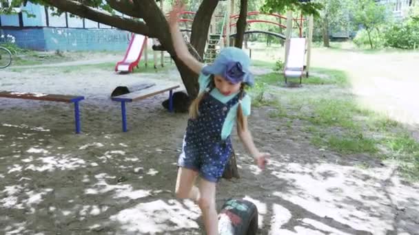 Menina criança pulando nos pneus — Vídeo de Stock