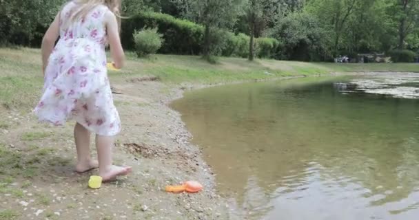여자 아이 강에 그녀의 손을 — 비디오