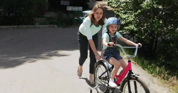 Apprendre à faire du vélo — Video