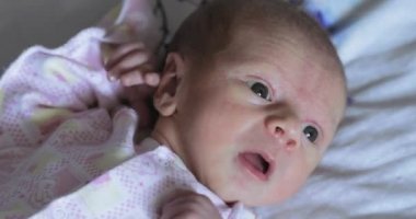 Hapşırma erkek bebek evde