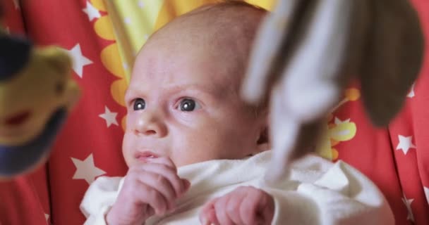 Babyjongen in een rockende wieg — Stockvideo