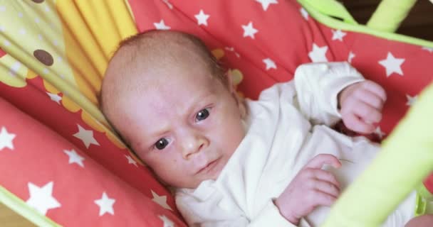 Sneezing bebê menino no berço balançando — Vídeo de Stock