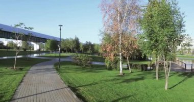 Şehir parkındaki sokak.