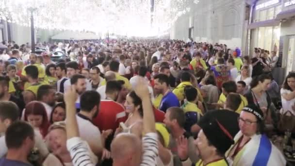 Los aficionados al fútbol en Nikolskaya — Vídeos de Stock