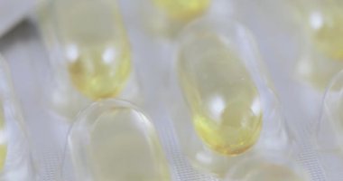 Balık yağı kapsülleri kabarcıklar içinde