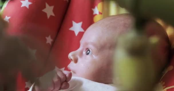 Babyjongen in een rockende wieg — Stockvideo